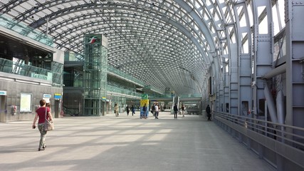 stazione per pendolari coi treni
