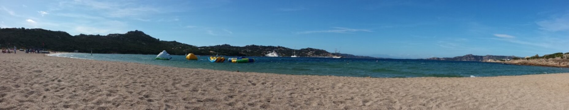spiaggia e mare sotto il sole nel cielo