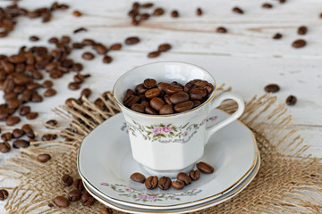 Tasse mit Kaffeebohnen