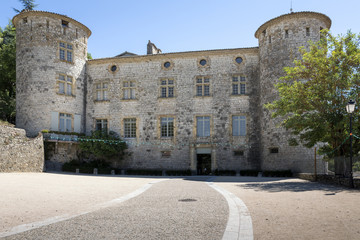 Fototapeta na wymiar Die mittelalterliche Burg in Vogüe, Frankreich