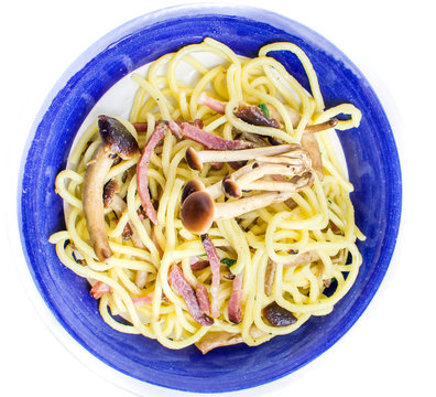 ricetta troccoli spaghetti piatto sfondo bianco