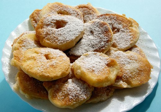 scrambled pancakes with aples and sugar 