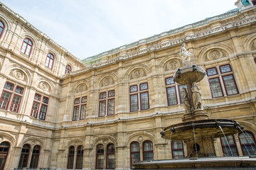 Obraz premium Fountain at the Opera in Vienna