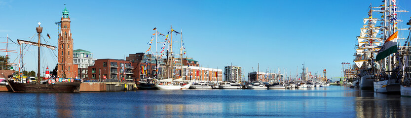 Neuer Hafen während der Sail - obrazy, fototapety, plakaty