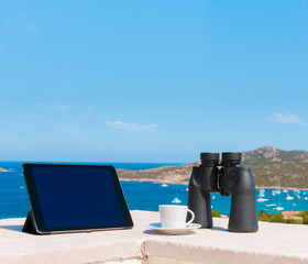 Naklejka premium Laptop computer on wood table with sea background