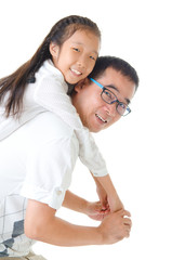 Obraz premium Asian father piggyback his daughter