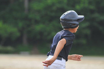 疾走する野球少年