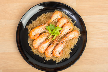 baked vermicelli with shrimp in wood dish