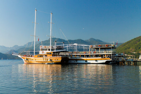Яхты у причала в заливе, рядом с городом Мармарис, Турция.