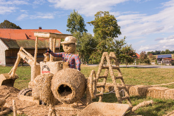 Strohfigur Bauarbeiter Betonmaschine
