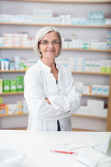 freundliche chefin in der apotheke
