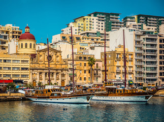 Fototapeta na wymiar yachts in Marsamxett Harbour near Valletta