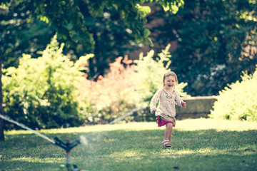 Naklejka premium little girl playing with water