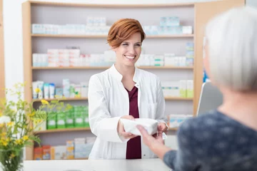  Oudere dame koopt medicijnen in de apotheek © contrastwerkstatt