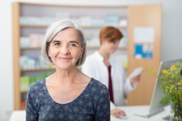 zufriedene ältere kundin in der apotheke