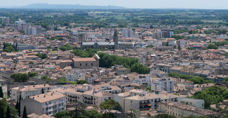 Fototapeta na wymiar Nîmes vue du haut des jardins de la fontaine