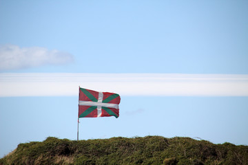 Banderas vasca en lo alto de la colina