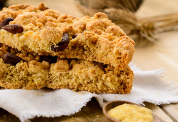 Torta con farina gialla, mandorle e nocciole