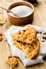Torta con farina gialla , mandorle e nocciole