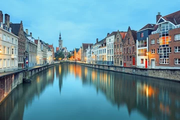 Photo sur Plexiglas Canal  Jan van Eyck Square over the waters of Spiegelrei, Bruges