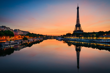 Fototapeta premium Wschód słońca na wieży Eiffla, Paryż