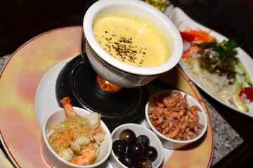 Käse-Fondue mit Krabben und Shrimps 