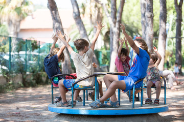 Bambini che si divertono su una giostra al parco
