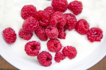 bowl of raspberries