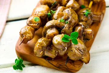 Photo sur Plexiglas Grill / Barbecue champignons a grill on skewers