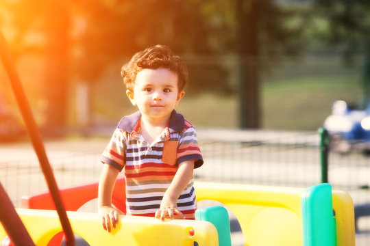 Bambino al parco giochi