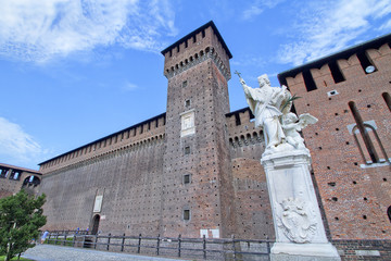Obraz premium Milano Castello Sforzesco con statua di statua di San Giovanni nepomuceno. Milan Sforza Castle Italy.