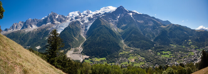 Panoramisch uitzicht op het Mont Blanc-massief