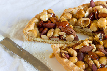 Tart with almonds and hazelnuts