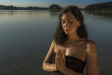 Konzentration bei Yoga mit gefalteten H&auml;nden