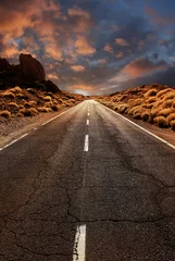 Fototapete Dürre Straße durch Sonnenuntergangswüste