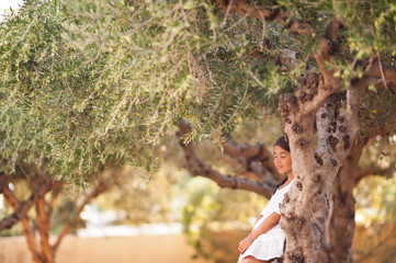 Милая девочка под кроной оливкового дерева © gudilina