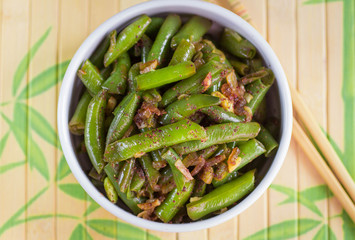 Green beans with garlic, onion and red pepper. Warm salad