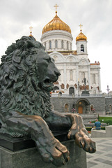 Fototapeta na wymiar MOSCOW, RUSSIA - JULY 26, 2007: The bronze sculpture of a lion is a part of the monument to Russian Tsar Alexander II, located near the Cathedral of Christ the Saviour in Moscow.