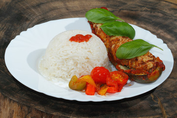 Gefüllte Zucchini, Reis, gedünstete Paprika und Tomaten, Gemüse,