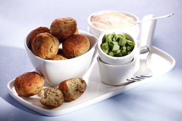 round meatballs with garlic yogurt sauce 