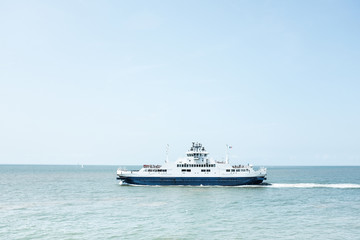 Obraz na płótnie Canvas bac bateau traversée transport maritime