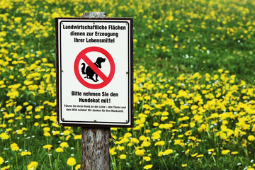 Hundekot-Verbots-Schild in der Landschaft