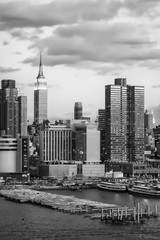 Fototapeta premium Manhattan skyscrapers at Hudson river dock bw
