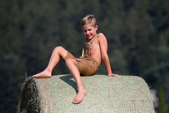 Junge in Lederhose auf Heuballen 2