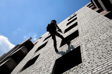 rappeling with weapons