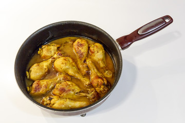 Muslos de pollo en salsa amarilla. Muslos de pollo en salsa rubia. Muslos de pollo en la sartén.