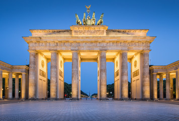 Fototapeta Brandenburg Gate in twilight during blue hour at dawn, Berlin, Germany obraz