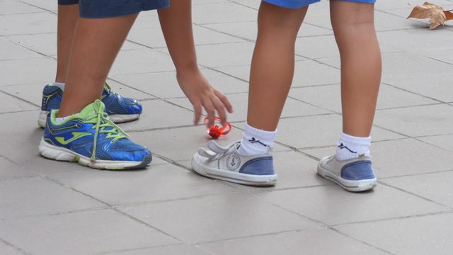 ni&ntilde;os jugando con drone