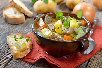 Irish Stew mit Lammfleisch, Kartoffeln und weiterem Gemüse in der Keramikschale serviert