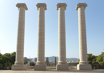 Obraz premium Cztery kolumny, stworzone przez Josepa Puig i Cadafalcha, znajdują się na placu przed Museu Nacional d'Art de Catalunya w Barcelonie w Hiszpanii.